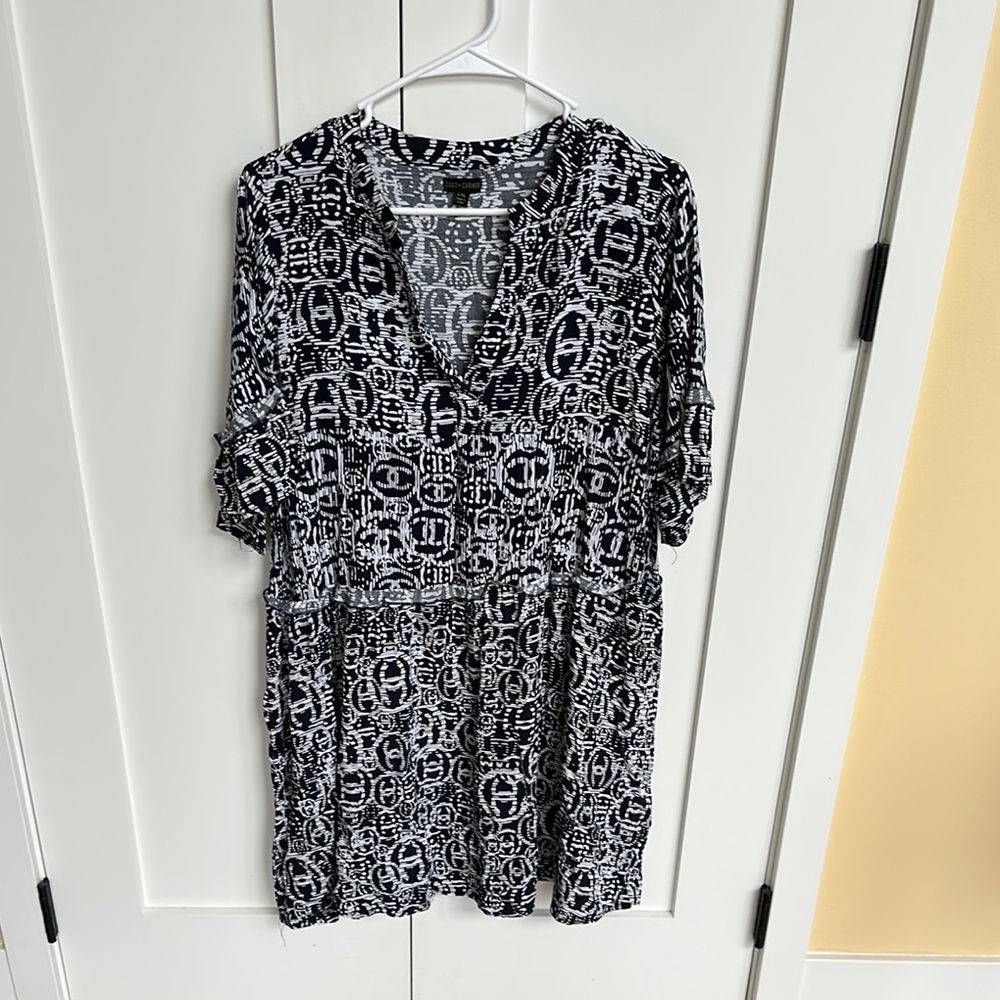 Coco + Carmen Black and White Graphic 3/4 Sleeve Blouse